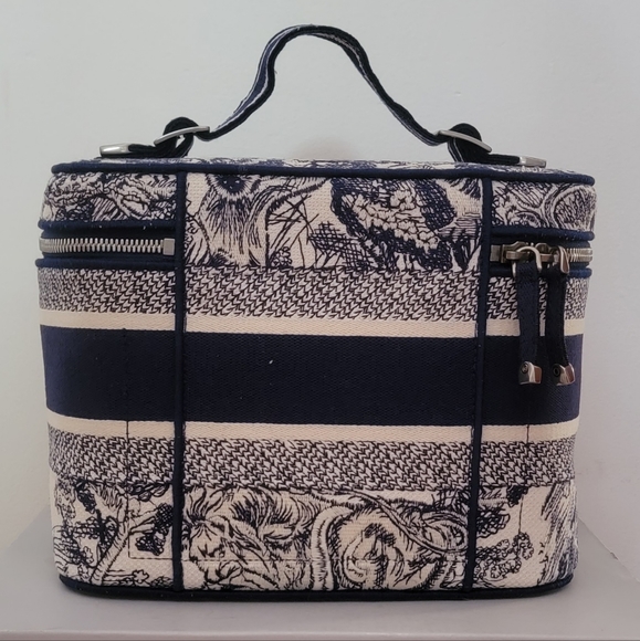 Authentic DiorTravel 2021 Vanity Case - Picture 2 of 8